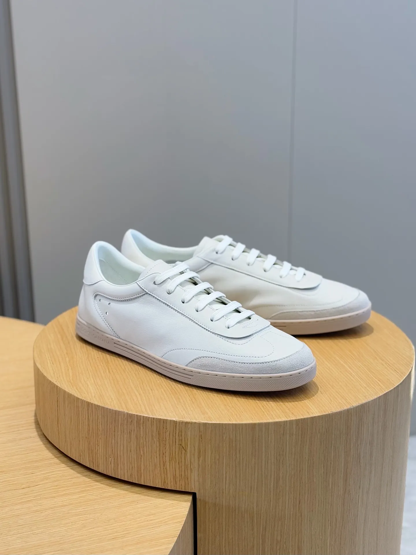 Men's Men's Shoes💰400 [New Style]🐏🐏DG men's calfskin sneakers Portofino Yacht shoes, simple and versatile design, unique saddle leather soles. The Dolce &G logo rear wing is the icing on the cake. Imported cowhide + rubber outsole Size: 39-44 (customized at 38.45)